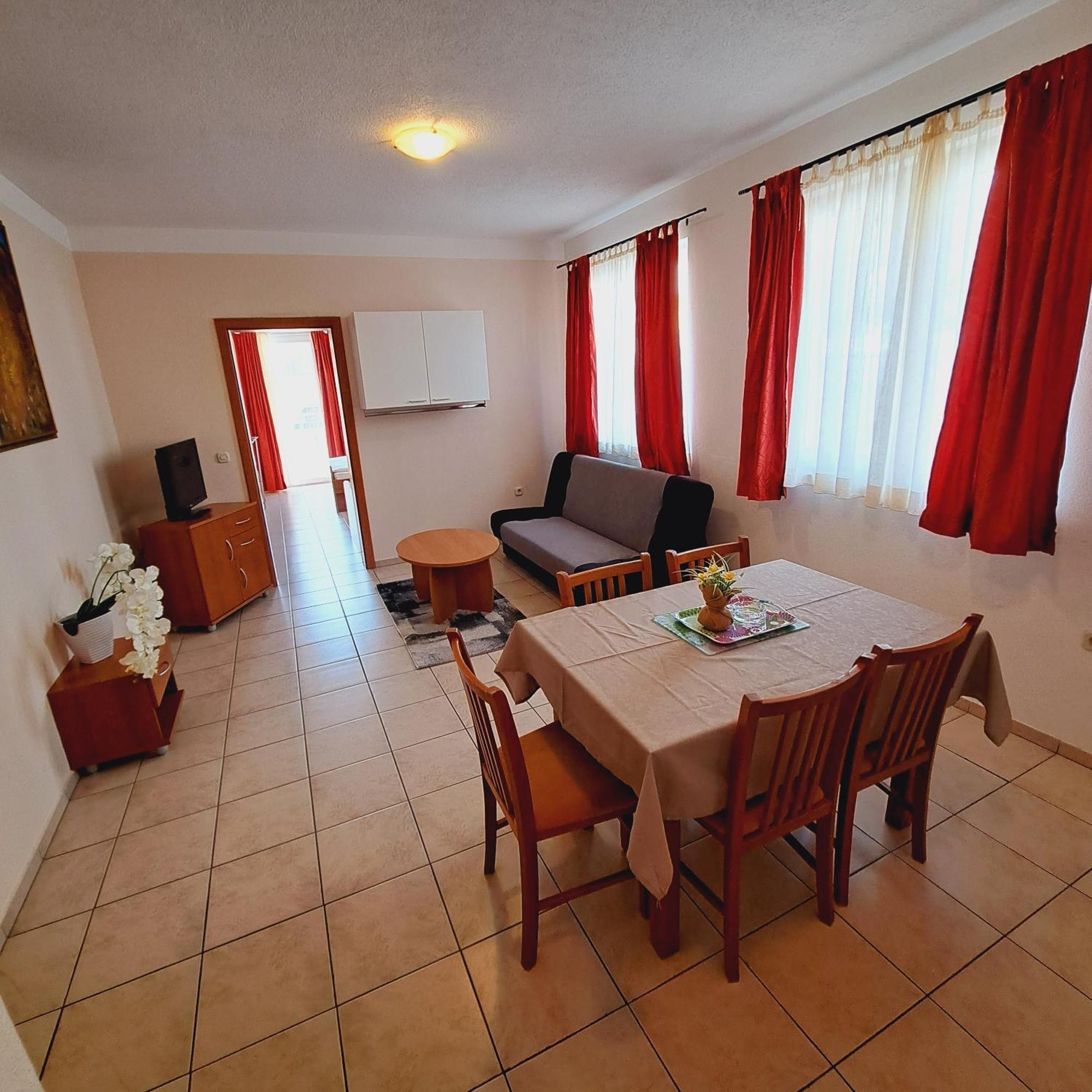 Apartments Vila Adrijana & Fitness Studio Wolf Bv Baška Voda Quarto foto